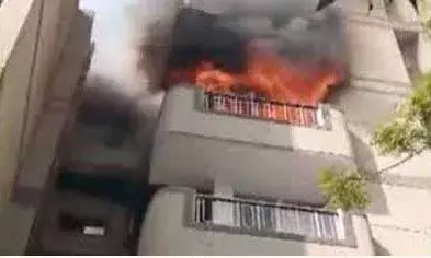 दिल्ली के अपार्टमेंट में आग, कूदने से दो बच्चों समेत तीन की मौत