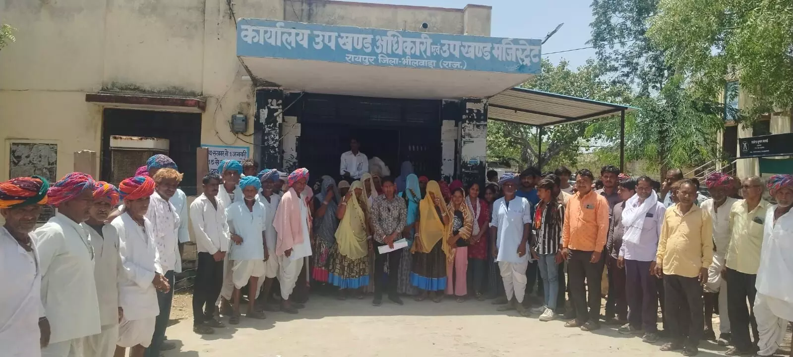 रायपुर में बजरी माफियाओं को लेकर ग्रामीणों का हंगामा जारी : पुलिस पर लापरवाही और पक्षपात का आरोप रायपुर में बजरी माफियाओं को लेकर ग्रामीणों का हंगामा जारी : पुलिस पर लापरवाही और पक्षपात का आरोप