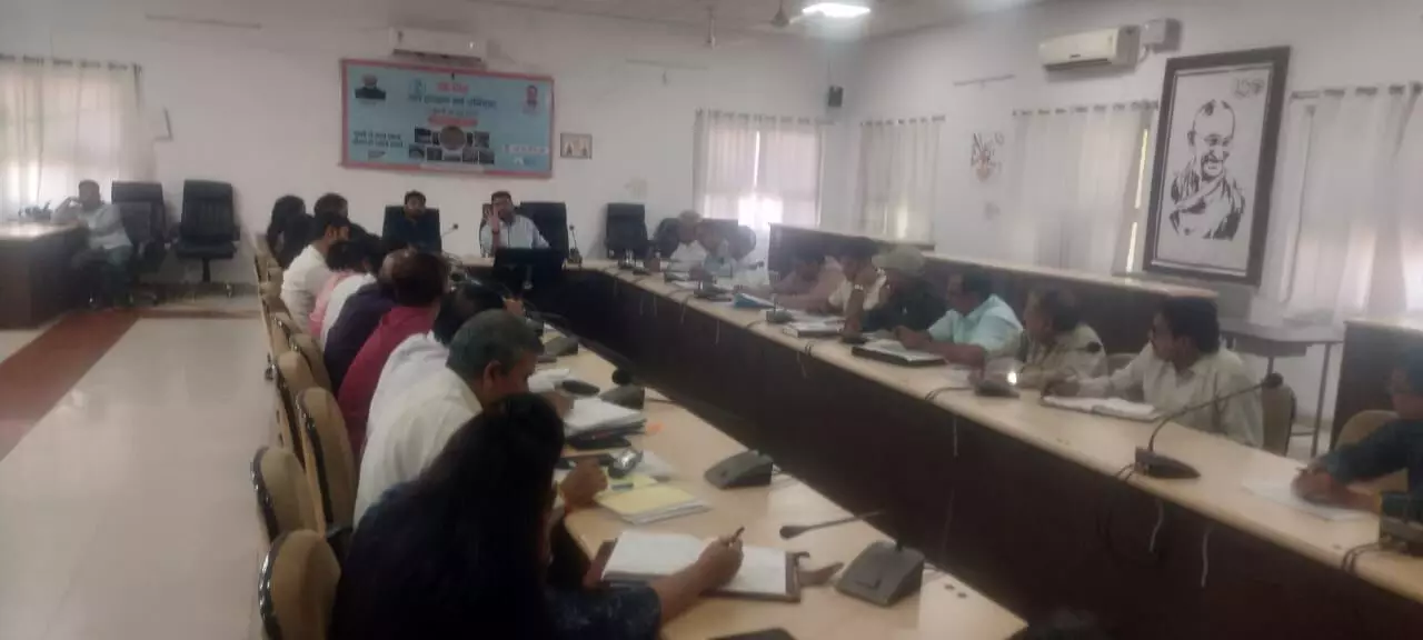कलेक्टर ने ली बैठक, भीलवाड़ा में चलेगा धरती आबा जनजातीय ग्राम उत्कर्ष अभियान कलेक्टर ने ली बैठक, भीलवाड़ा में चलेगा धरती आबा जनजातीय ग्राम उत्कर्ष अभियान