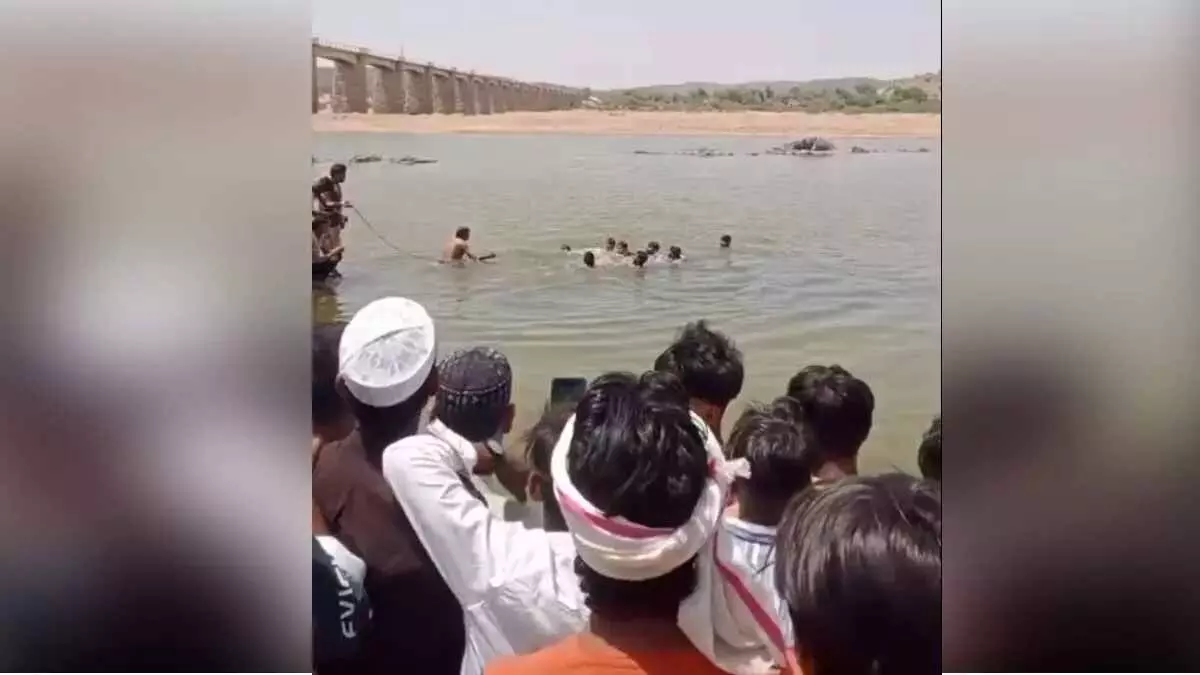 बनास नदी में डूबने से 8 युवकों की मौत, जयपुर से पिकनिक मनाने गए थे 11 लड़के बनास नदी में डूबने से 8 युवकों की मौत, जयपुर से पिकनिक मनाने गए थे 11 लड़के