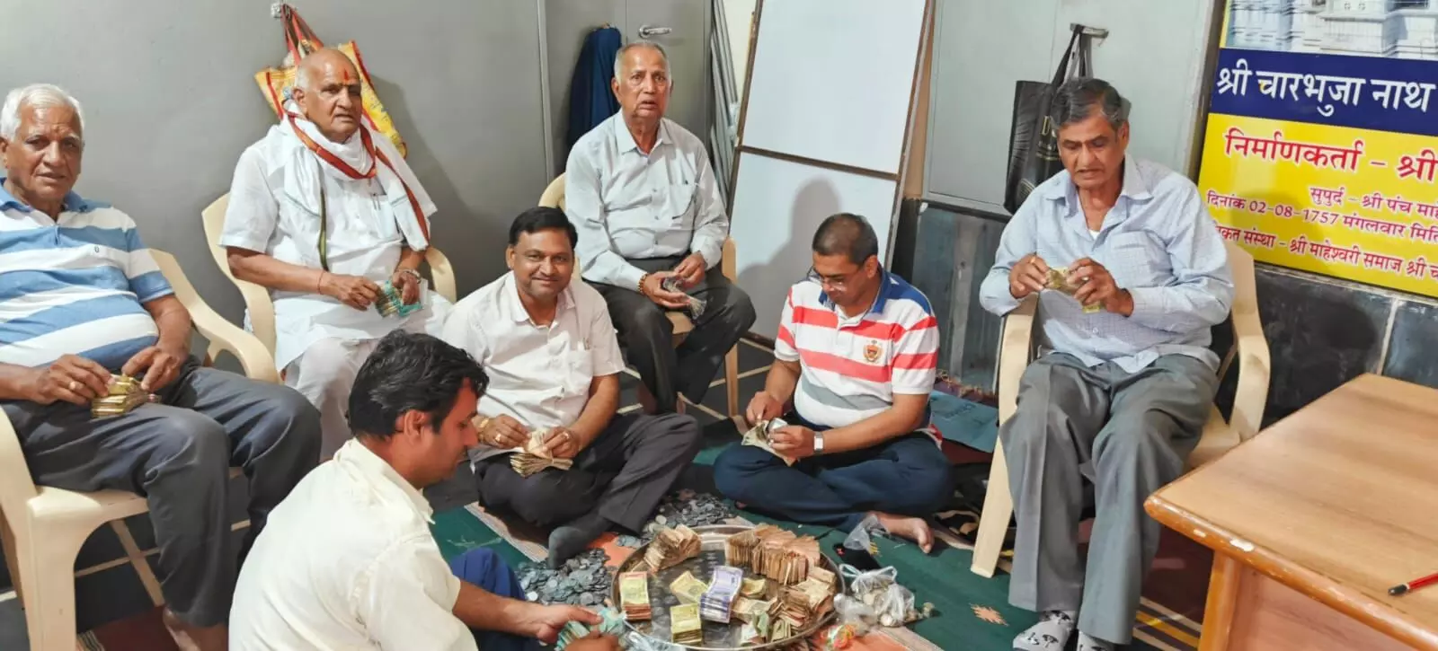 चारभुजा बड़ा मंदिर के दान पात्र से निकले 77 हजार 209 रुपए चारभुजा बड़ा मंदिर के दान पात्र से निकले 77 हजार 209 रुपए