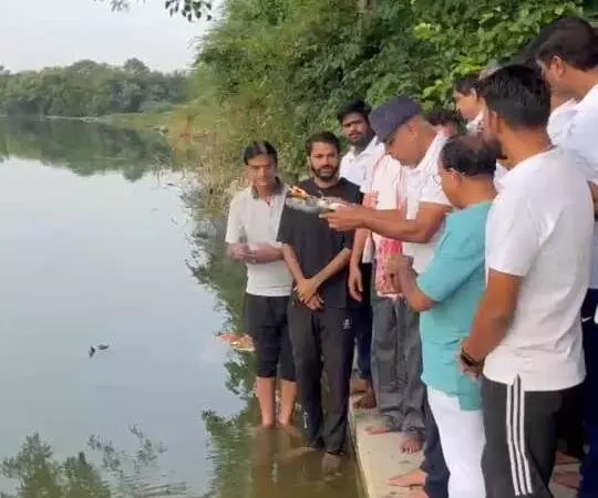 वंदे गंगा’ जल संरक्षण जन-अभियान के अंतर्गत संगम महादेव पर फिट चित्तौड़ क्लब सदस्यों द्वारा नदियों का पूजन