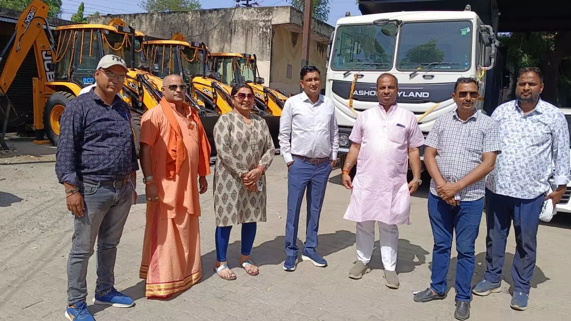 भीलवाड़ा नगर निगम ने बढ़ाई सफाई व्यवस्था, बेड़े में शामिल हुए नए डंपर और जेसीबी भीलवाड़ा नगर निगम ने बढ़ाई सफाई व्यवस्था, बेड़े में शामिल हुए नए डंपर और जेसीबी