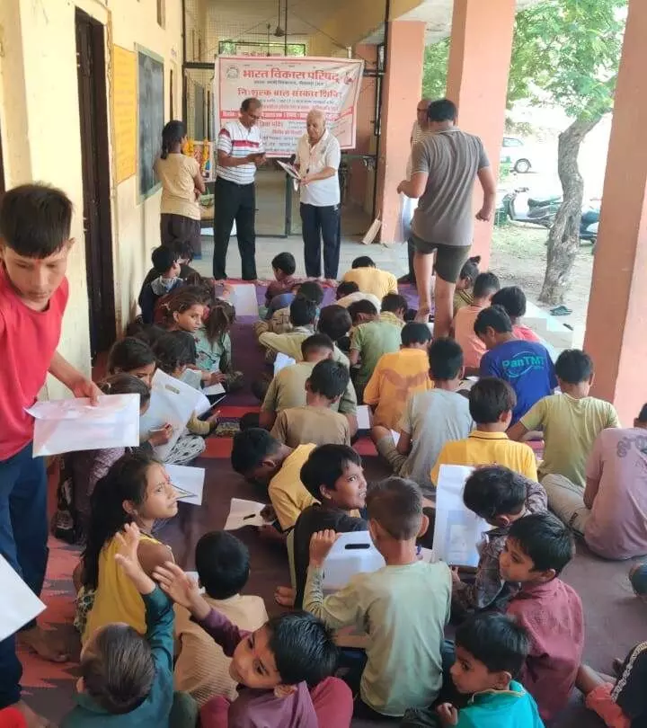 विशेष बाल संस्कार शिविर में खेलों के माध्यम से सिखाई गई छापामार युद्ध पद्धति