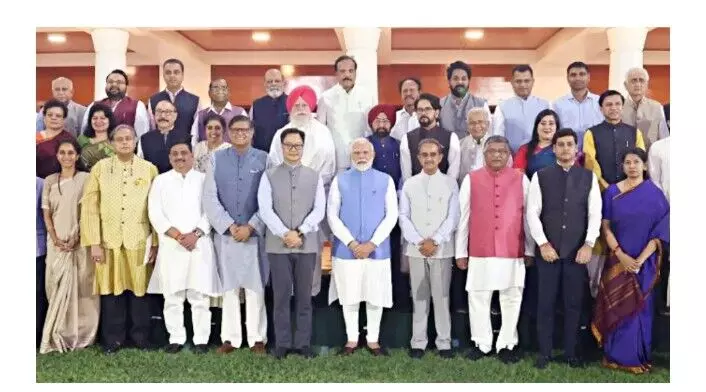 विदेश से लौटे प्रतिनिधिमंडल से पीएम मोदी ने की मुलाकात विदेश से लौटे प्रतिनिधिमंडल से पीएम मोदी ने की मुलाकात