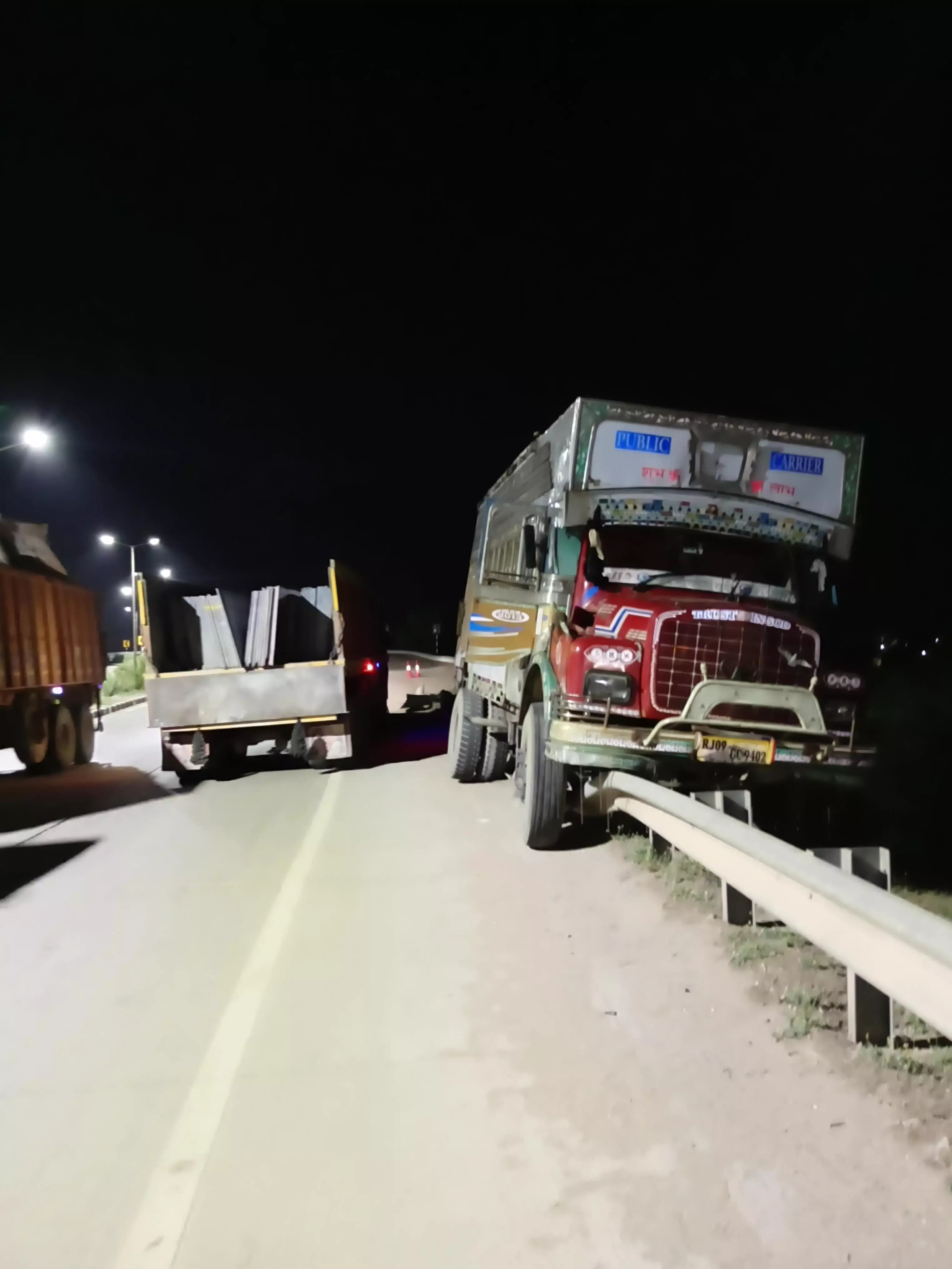 लाडपुरा में बेकाबू होकर ट्रक ने डिवाइडर को मारी टक्कर लाडपुरा में बेकाबू होकर ट्रक ने डिवाइडर को मारी टक्कर
