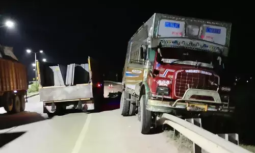 लाडपुरा में बेकाबू होकर ट्रक  ने डिवाइडर   को मारी टक्कर