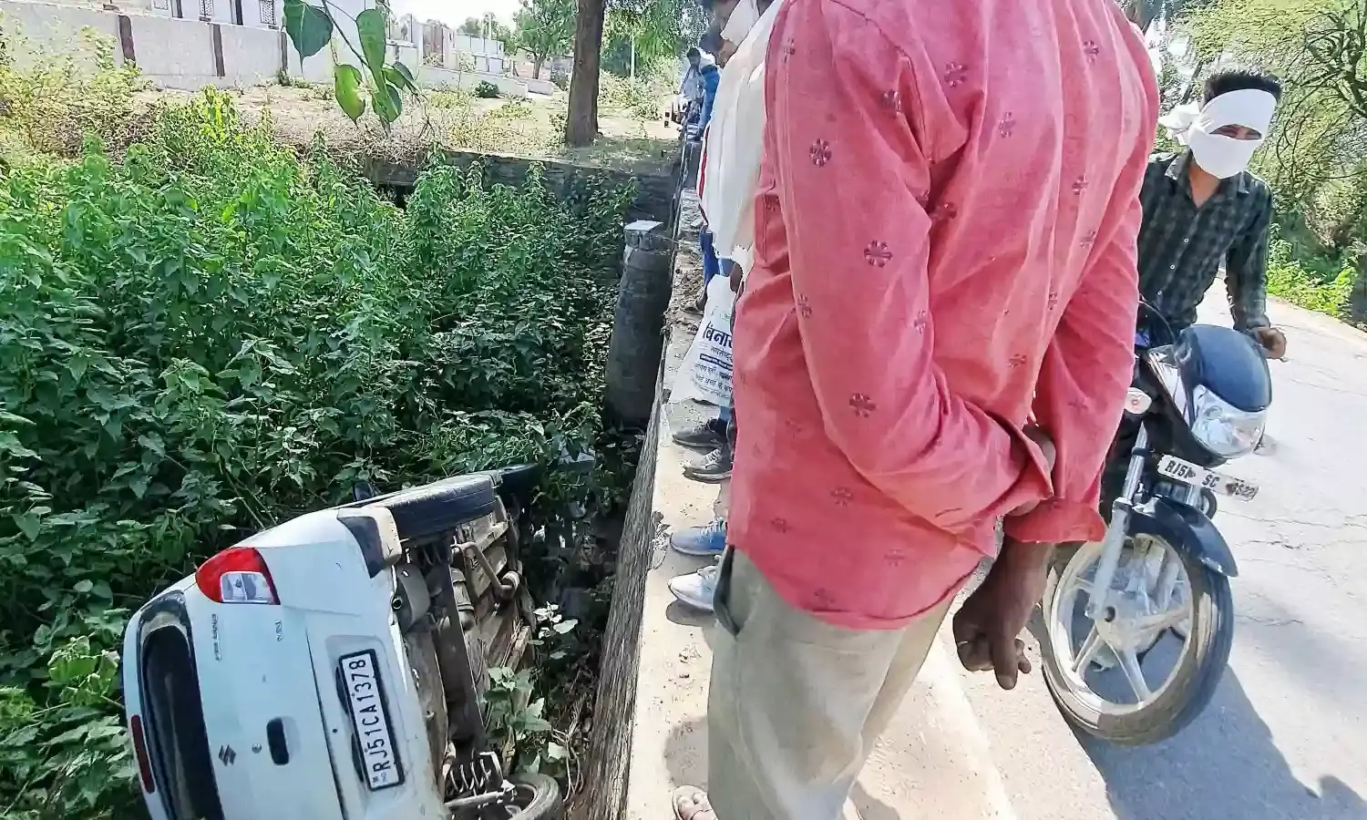 बेकाबू कार पुलिया से नीचे गिरी