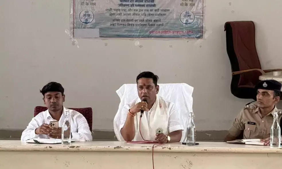 शाहपुरा में जनकल्याणकारी योजनाओं की प्रगति की समीक्षा बैठक, योजनाओं की क्रियान्विति में लापरवाही बर्दाश्‍त नहीं- बैरवा