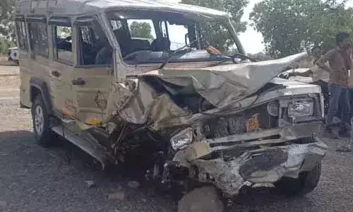 सांड से टकराई दो जीपें, 4 की मौत, 13 घायल सांड से टकराई दो जीपें, 4 की मौत, 13 घायल