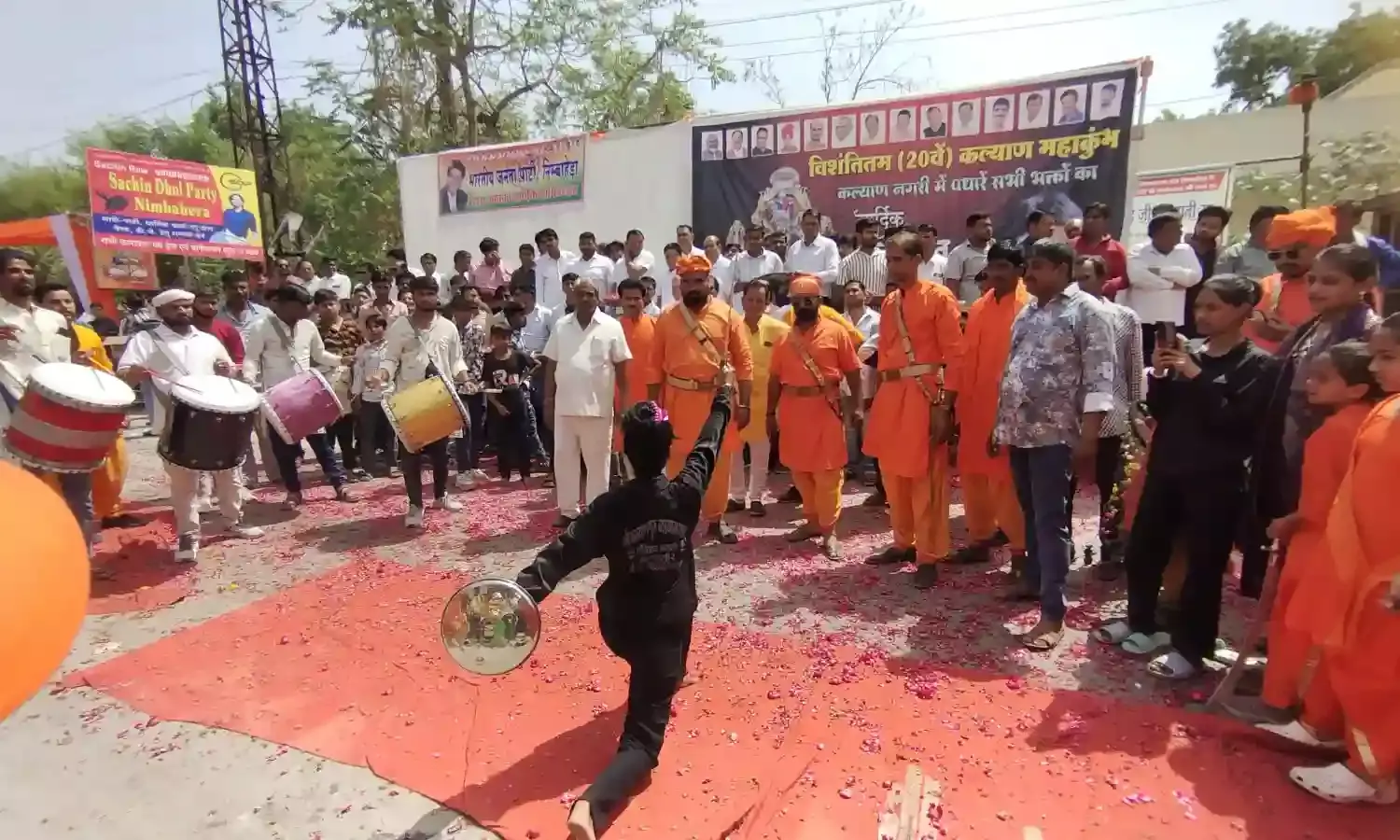 20 वें कल्याण महोत्सव पर निकली भव्य शोभायात्रा का भाजपा की ओर से पुष्पवर्षा के साथ किया स्वागत