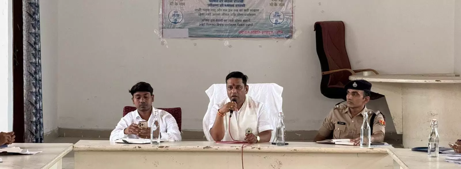 शाहपुरा में जनकल्याणकारी योजनाओं की प्रगति की समीक्षा बैठक, योजनाओं की क्रियान्विति में लापरवाही बर्दाश्त नहीं- बैरवा शाहपुरा में जनकल्याणकारी योजनाओं की प्रगति की समीक्षा बैठक, योजनाओं की क्रियान्विति में लापरवाही बर्दाश्त नहीं- बैरवा