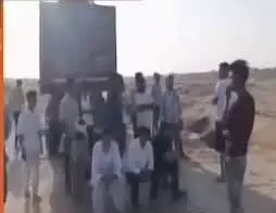 खारी नदी में अवैध बजरी खनन से ग्रामीणों में आक्रोश, मौके पर पहुंचे ग्रामीण, एक ट्रेक्टर जब्त खारी नदी में अवैध बजरी खनन से ग्रामीणों में आक्रोश, मौके पर पहुंचे ग्रामीण, एक ट्रेक्टर जब्त