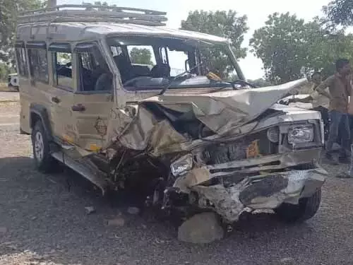 सांड से टकराई दो जीपें, 4 की मौत, 13 घायल सांड से टकराई दो जीपें, 4 की मौत, 13 घायल