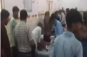 रोडवेज बस पलटी, 52 यात्री घायल रोडवेज बस पलटी, 52 यात्री घायल
