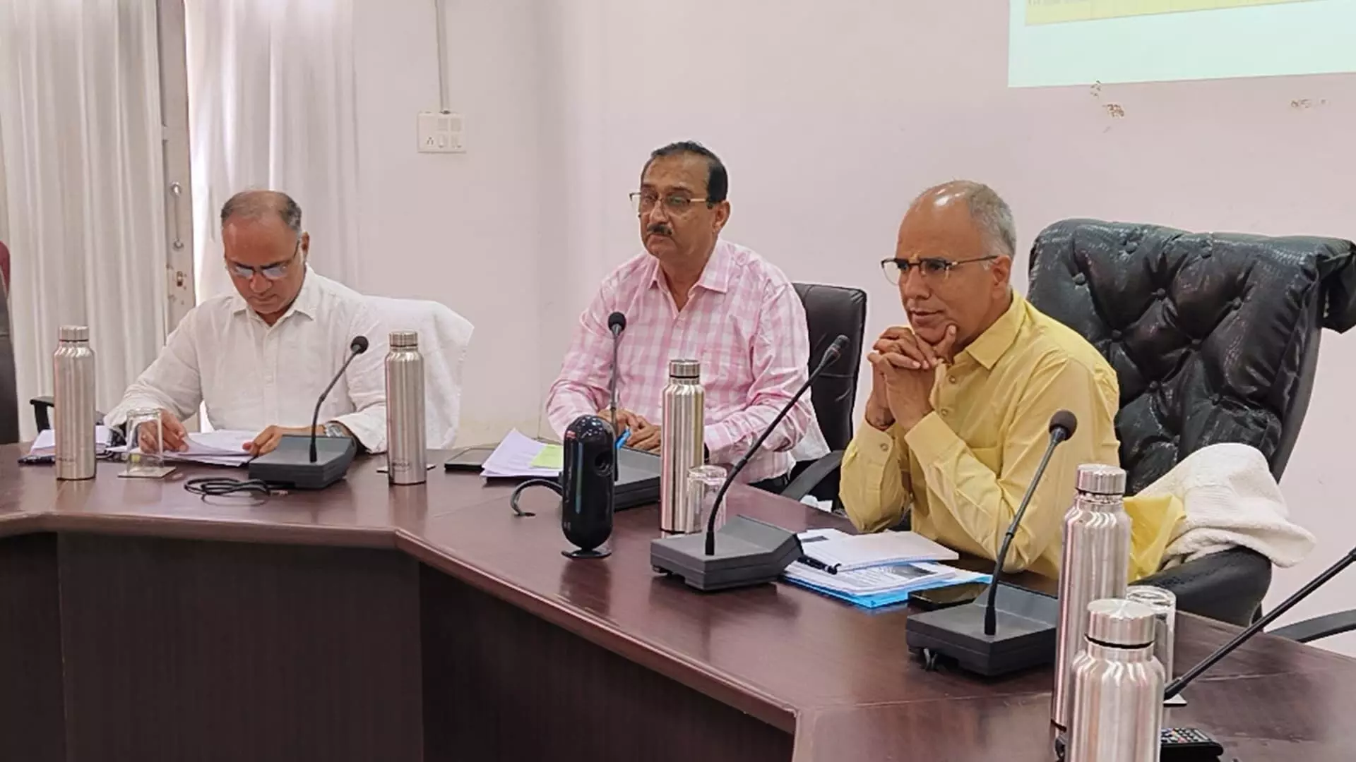 पीएचईडी मंत्री ने ली संभाग स्तरीय अधिकारियों की बैठक पीएचईडी मंत्री ने ली संभाग स्तरीय अधिकारियों की बैठक