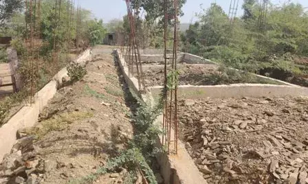शक्करगढ़ में सरकारी स्कूल में कमरों का निर्माण लटका, ग्रामीणों में आक्रोश