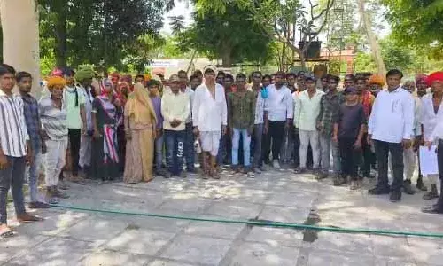 आदिवासी परिवार ने पुलिस अधीक्षक से लगाई न्याय की गुहार, पुत्र की हत्या का आरोप