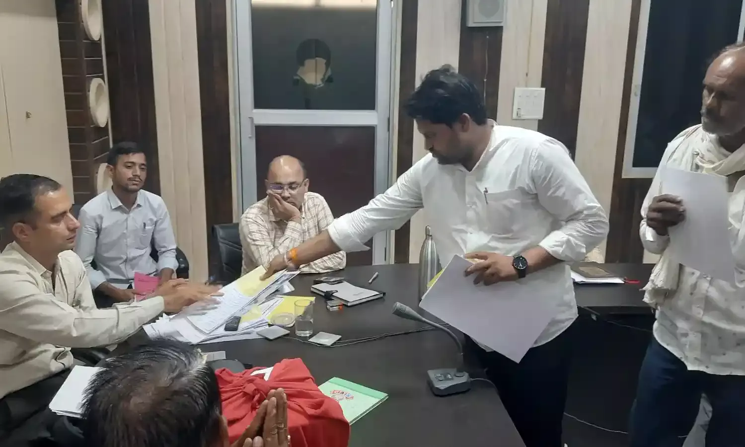 लाम्बा में अतिक्रमण हटाने की मांग, तहसीलदार को सौंपा ज्ञापन
