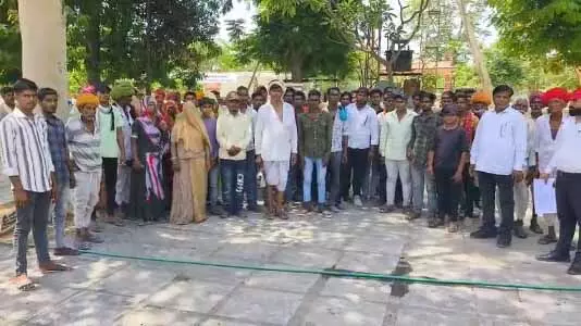 आदिवासी परिवार ने पुलिस अधीक्षक से लगाई न्याय की गुहार, पुत्र की हत्या का आरोप