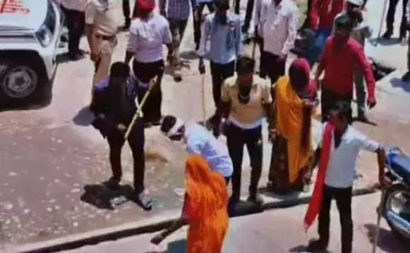उदयपुर में दिल दहला देने वाली घटना: पति ने पत्नी को कुल्हाड़ी से काटा, फिर थाने में किया सरेंडर उदयपुर में दिल दहला देने वाली घटना: पति ने पत्नी को कुल्हाड़ी से काटा, फिर थाने में किया सरेंडर
