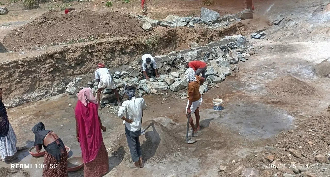 जिला कलेक्टर व एसडीएम को ज्ञापन सौंपने के बाद भी नहीं रुका आम रास्ते में बन रहे एनिकट का काम