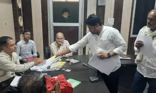 लाम्बा में अतिक्रमण हटाने की मांग, तहसीलदार को सौंपा ज्ञापन