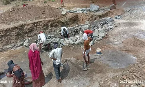 जिला कलेक्टर व एसडीएम को ज्ञापन सौंपने के बाद भी नहीं रुका आम रास्ते में बन रहे एनिकट का काम