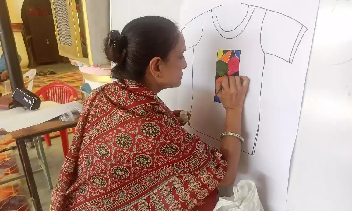 संचिना चित्राकंन कार्यशाला में चित्र बनाने की बारीकियां सिखायी