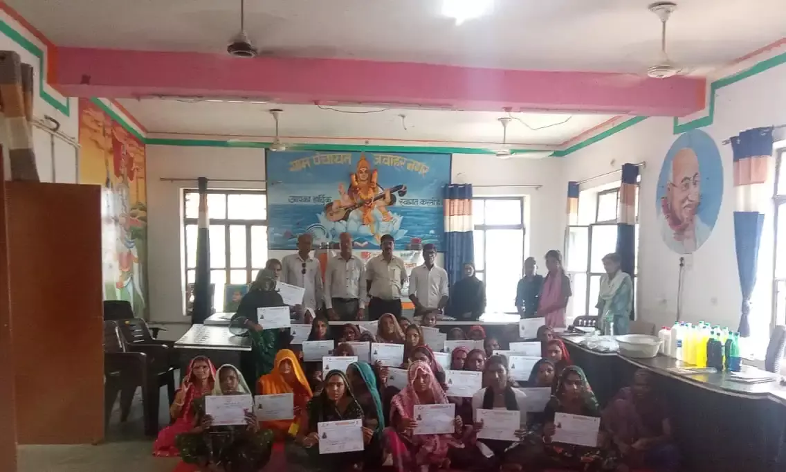 महिलाओं ने साबुन,सर्फ, बर्तन धोने का लिक्विड और फिनायल बनाने का लिया प्रशिक्षण