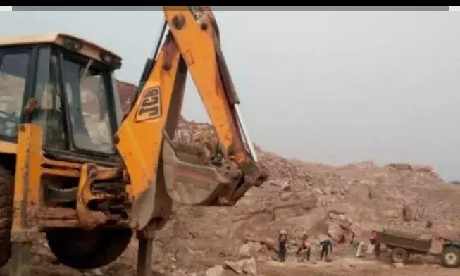 रायपुर तहसील में अवैध बजरी खनन का मामलाः खनन पट्टाधारी पर लगाया 3 करोड़ से अधिक का जुर्माना रायपुर तहसील में अवैध बजरी खनन का मामलाः खनन पट्टाधारी पर लगाया 3 करोड़ से अधिक का जुर्माना