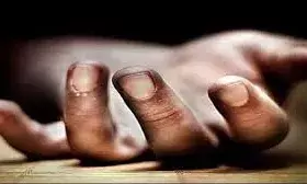 चौराहे पर मिला बुजुर्ग का शव, फैली सनसनी