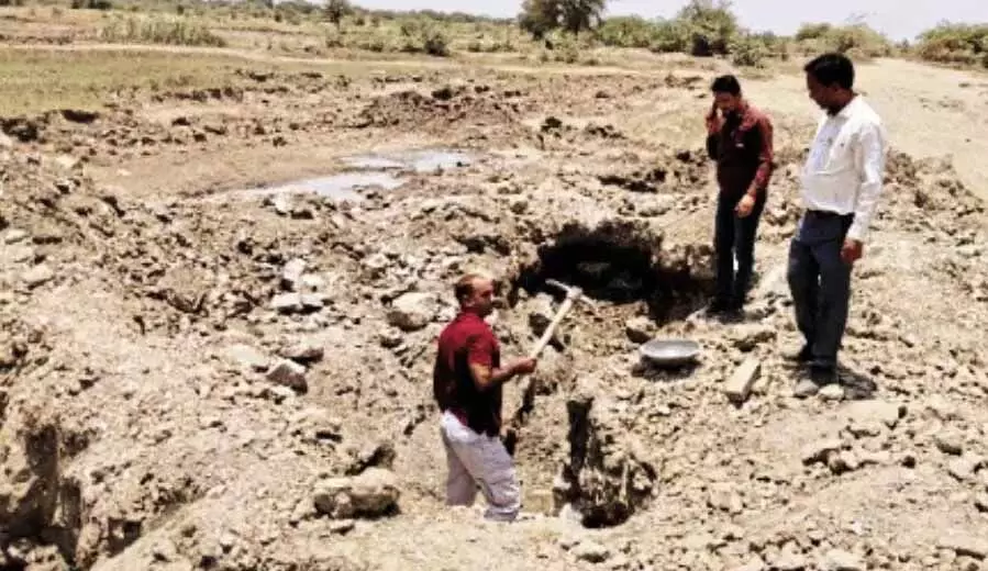 मांडल तालाब में अवैध खनन: मिट्टी के साथ निकाली जा रही अभ्रक मांडल तालाब में अवैध खनन: मिट्टी के साथ निकाली जा रही अभ्रक
