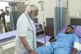अहमदाबाद के दौरे पर प्रधानमंत्री नरेंद्र मोदी ने, घटनास्थल का किया दौरा, घायलों से की मुलाकात अहमदाबाद के दौरे पर प्रधानमंत्री नरेंद्र मोदी ने, घटनास्थल का किया दौरा, घायलों से की मुलाकात
