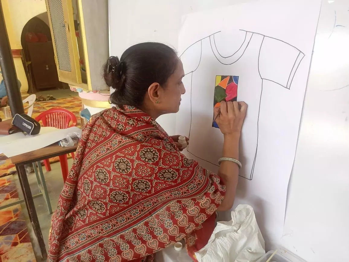 संचिना चित्राकंन कार्यशाला में चित्र बनाने की बारीकियां सिखायी संचिना चित्राकंन कार्यशाला में चित्र बनाने की बारीकियां सिखायी