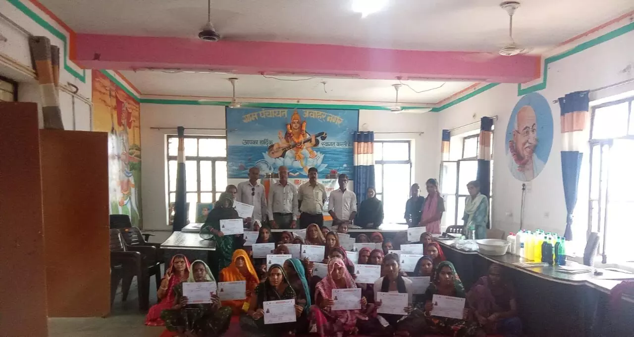 महिलाओं ने साबुन,सर्फ, बर्तन धोने का लिक्विड और फिनायल बनाने का लिया प्रशिक्षण महिलाओं ने साबुन,सर्फ, बर्तन धोने का लिक्विड और फिनायल बनाने का लिया प्रशिक्षण