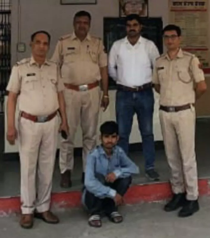 देसी कट्टा व कारतूस बरामद, युवक गिरफ्तार देसी कट्टा व कारतूस बरामद, युवक गिरफ्तार