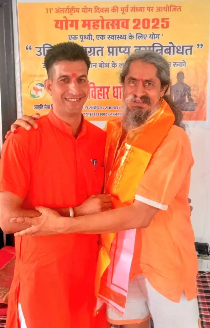 अंतर्राष्ट्रीय योग गुरु योगाचार्य ढाकाराम का किया सम्मान अंतर्राष्ट्रीय योग गुरु योगाचार्य ढाकाराम का किया सम्मान