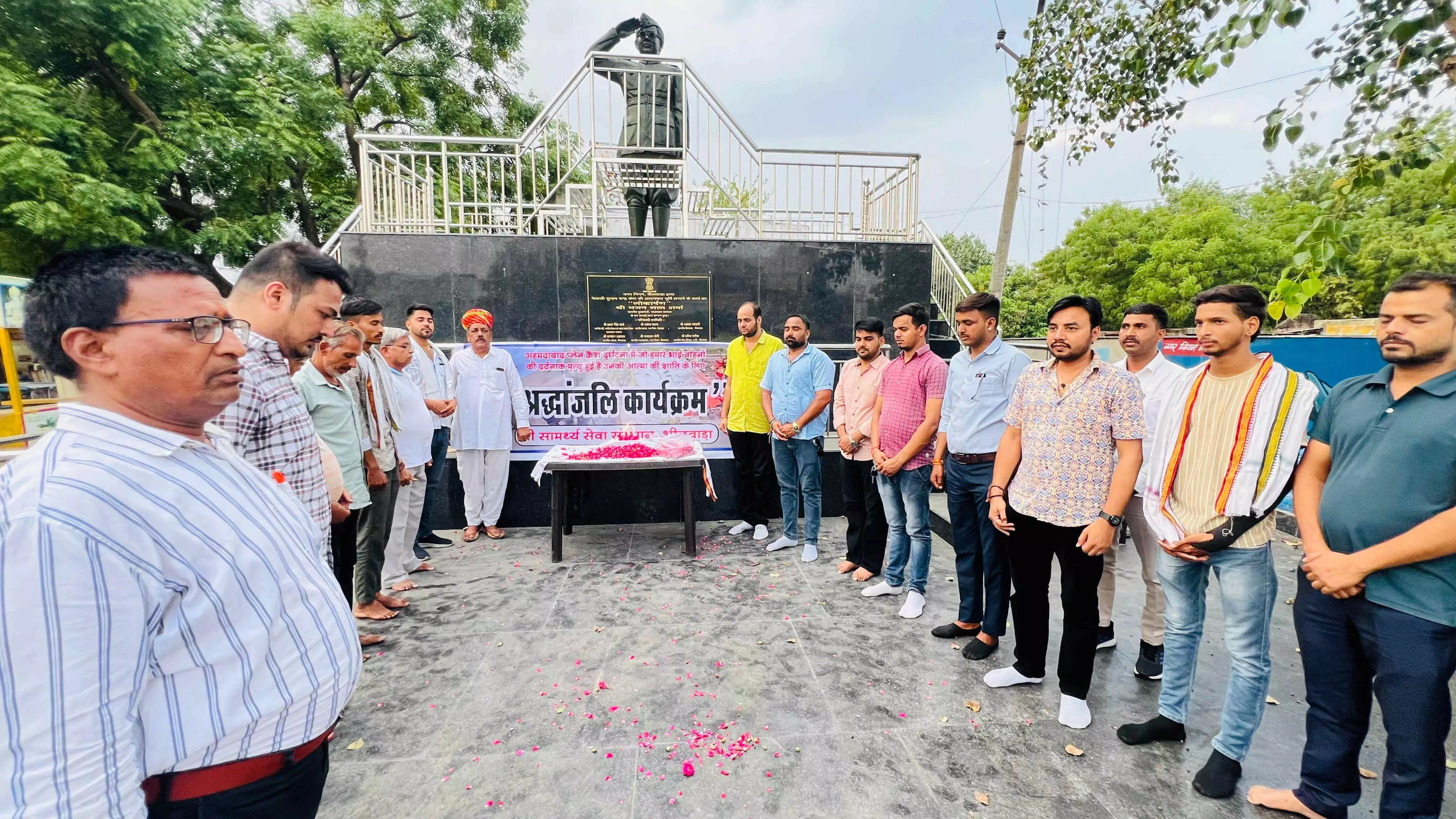 सामर्थ्य सेवा संस्थान ने दी विमान हादसे में जान गंवाने वालों को श्रद्धांजलि सामर्थ्य सेवा संस्थान ने दी विमान हादसे में जान गंवाने वालों को श्रद्धांजलि