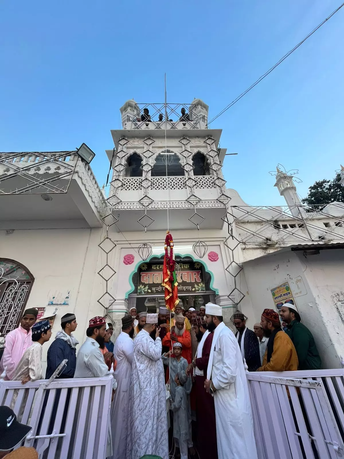 अशरफी साहब का उर्स झण्डे की रस्म के साथ शुरू