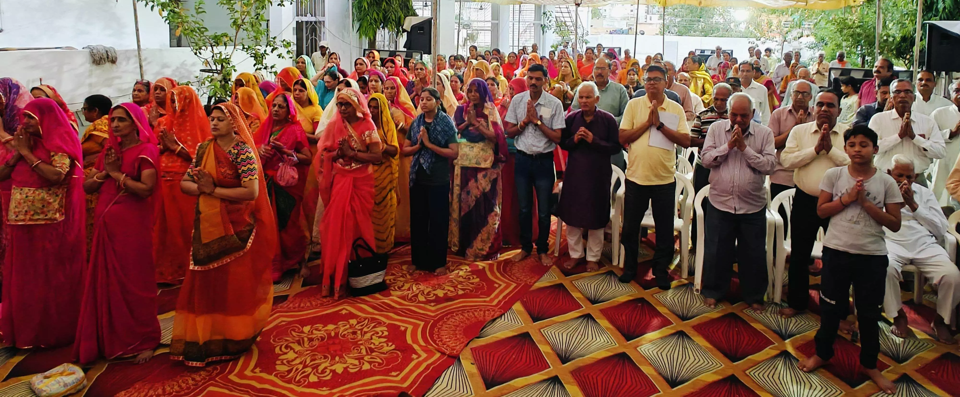 भागवत कथा में सभी भक्तों ने विमान हादसे में मृत लोगों को भावपूर्ण श्रद्धांजलि अर्पित की भागवत कथा में सभी भक्तों ने विमान हादसे में मृत लोगों को भावपूर्ण श्रद्धांजलि अर्पित की
