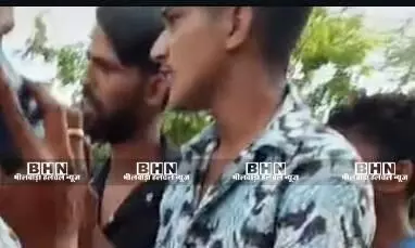 कार मे आए लोगो ने घर मे घुसकर की मारपीट , छिनी नकदी दो आरोपियों को ग़ामिणो ने पकडा एक फरार कार मे आए लोगो ने घर मे घुसकर की मारपीट , छिनी नकदी दो आरोपियों को ग़ामिणो ने पकडा एक फरार