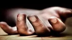 चौराहे पर मिला बुजुर्ग का शव, फैली सनसनी