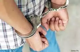 नाबालिग से रेप के मामले में युवक गिरफ्तार नाबालिग से रेप के मामले में युवक गिरफ्तार