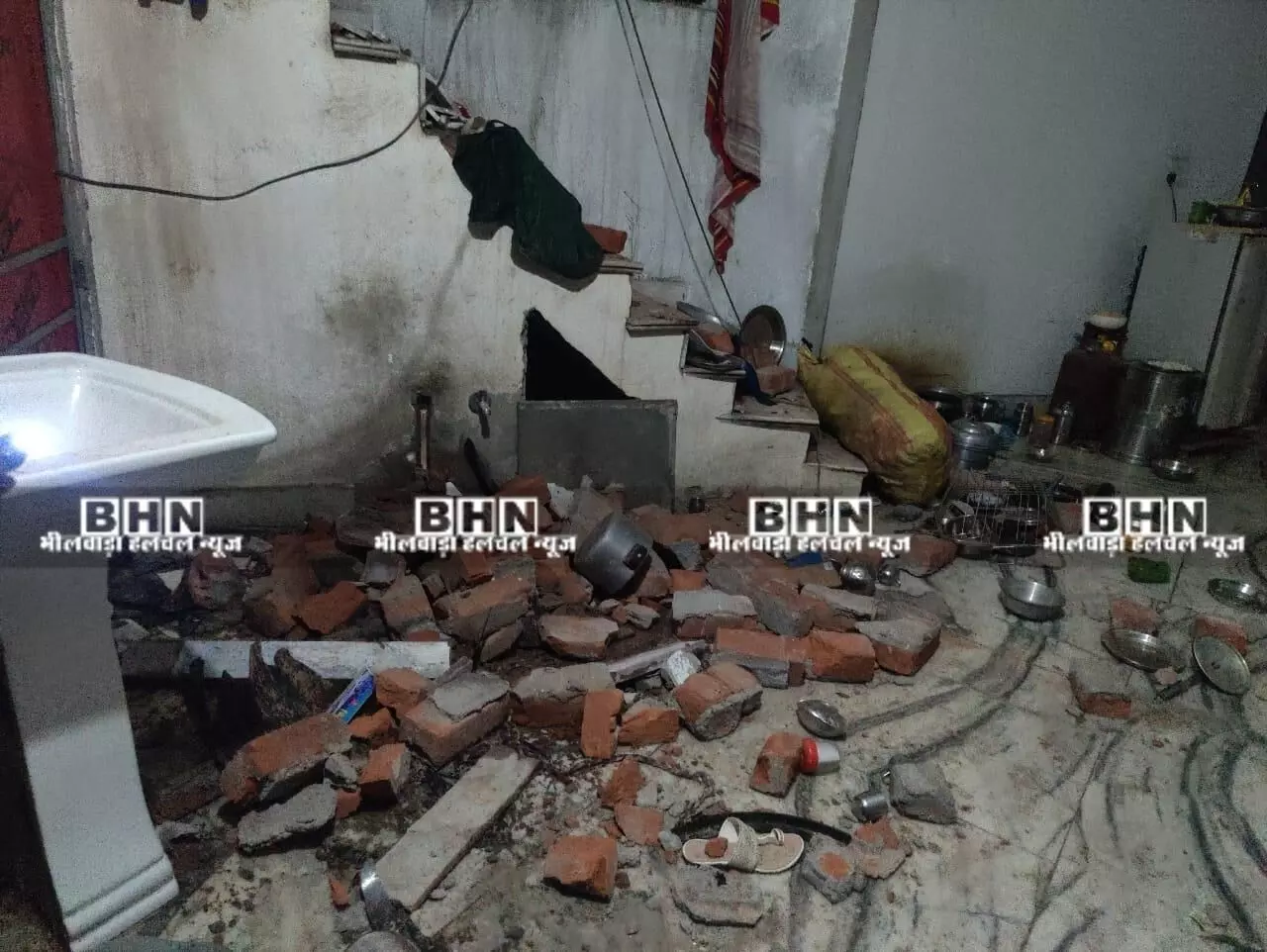 हवा ने शाहपुरा में फिर से मचाया कोहराम,नाल की दीवार गिरने से तीन लोग हुए घायल ,वार्ड नंबर 28 का है मामला हवा ने शाहपुरा में फिर से मचाया कोहराम,नाल की दीवार गिरने से तीन लोग हुए घायल ,वार्ड नंबर 28 का है मामला