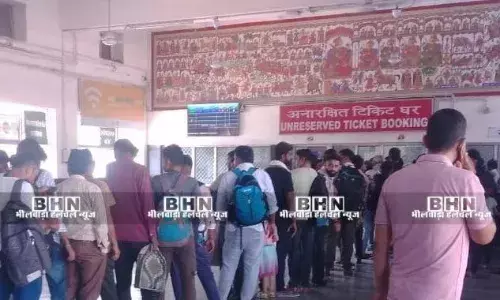 रेलवे स्टेशन पर टिकट के लिए लगी लंबी कतार,यात्री परेशान