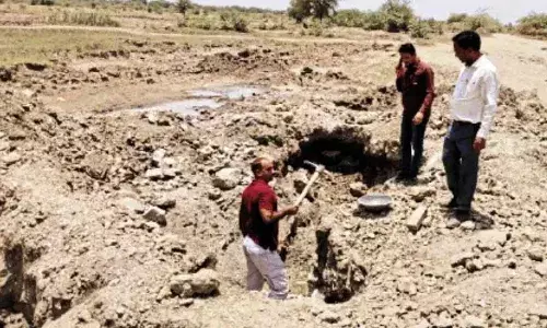 मांडल तालाब में अवैध खनन: मिट्टी के साथ न‍िकाली जा रही अभ्रक