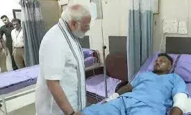 अहमदाबाद के दौरे पर प्रधानमंत्री नरेंद्र मोदी ने, घटनास्थल का किया दौरा, घायलों से की मुलाकात