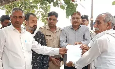 मुआवजा नहीं तो डोडा चूरा का निस्तारण नहीं, क‍िसानों ने सौंपा ज्ञापन