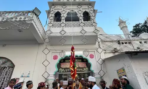 अशरफी साहब का उर्स झण्डे की रस्म के साथ शुरू